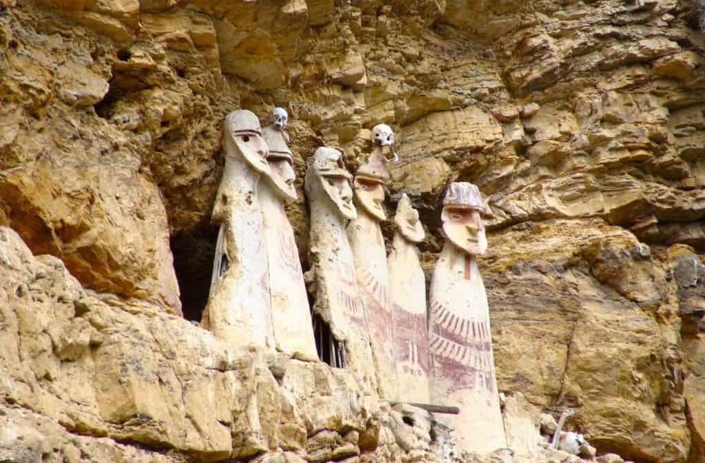 Zoom sur des sarcophages de Karajia Karajia