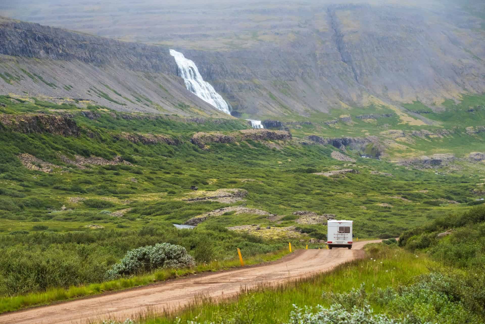 camping car sur les routes en islande