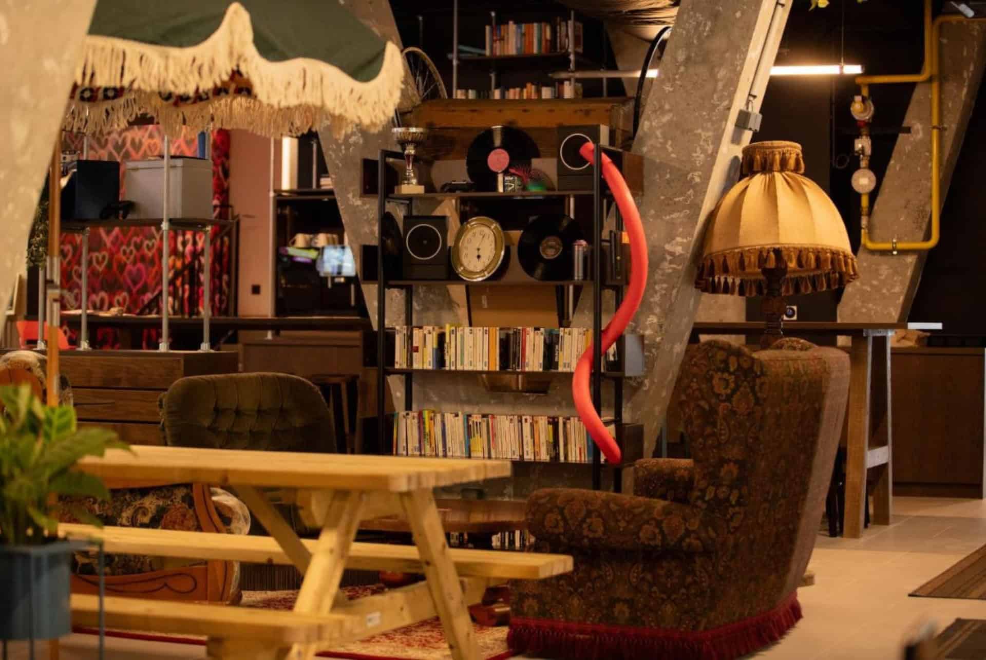 espace salon commun auberge de jeunesse jost hostel