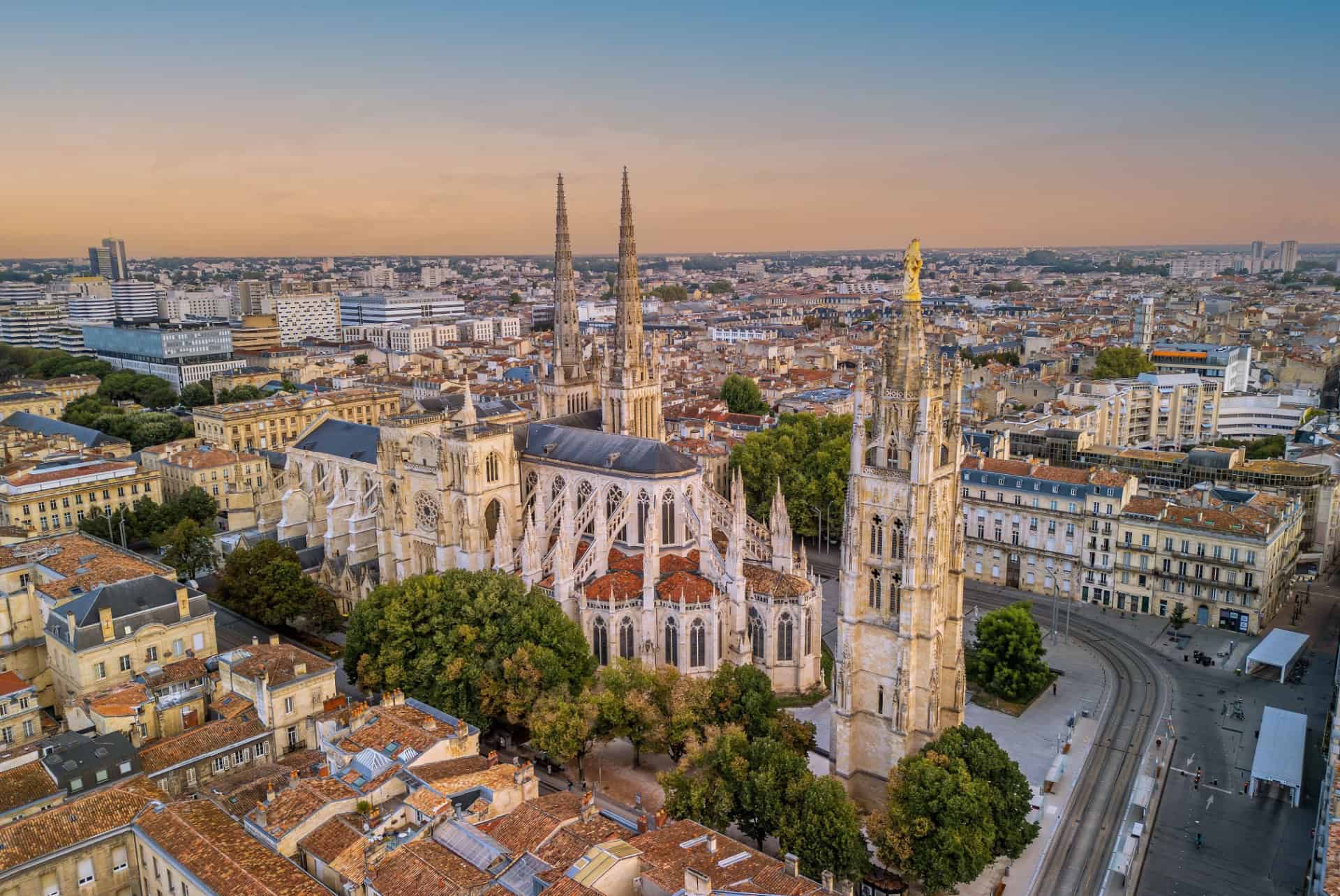 bordeaux vue aerienne de la cathedrale