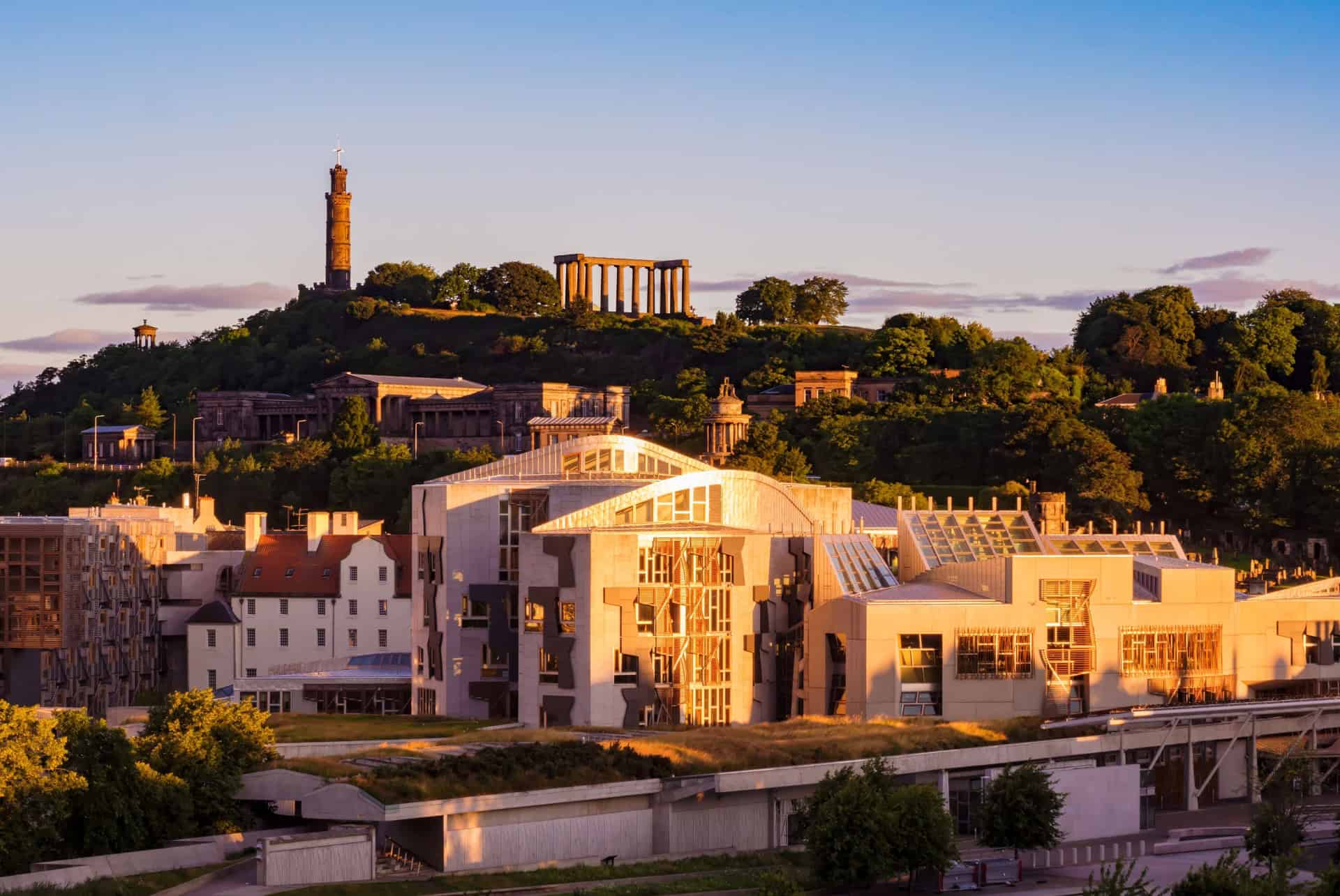 parlement ecossais avec calton hill