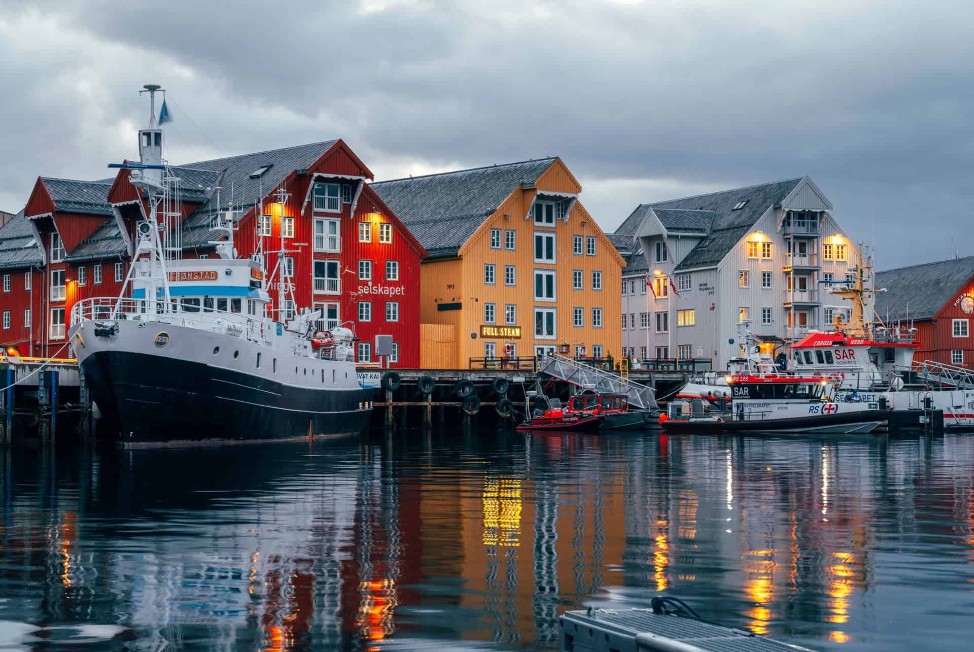 tromso capitale des aurores boreales en norvege