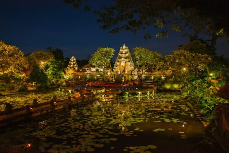 Visite privée en soirée avec spectacle de danse Legong