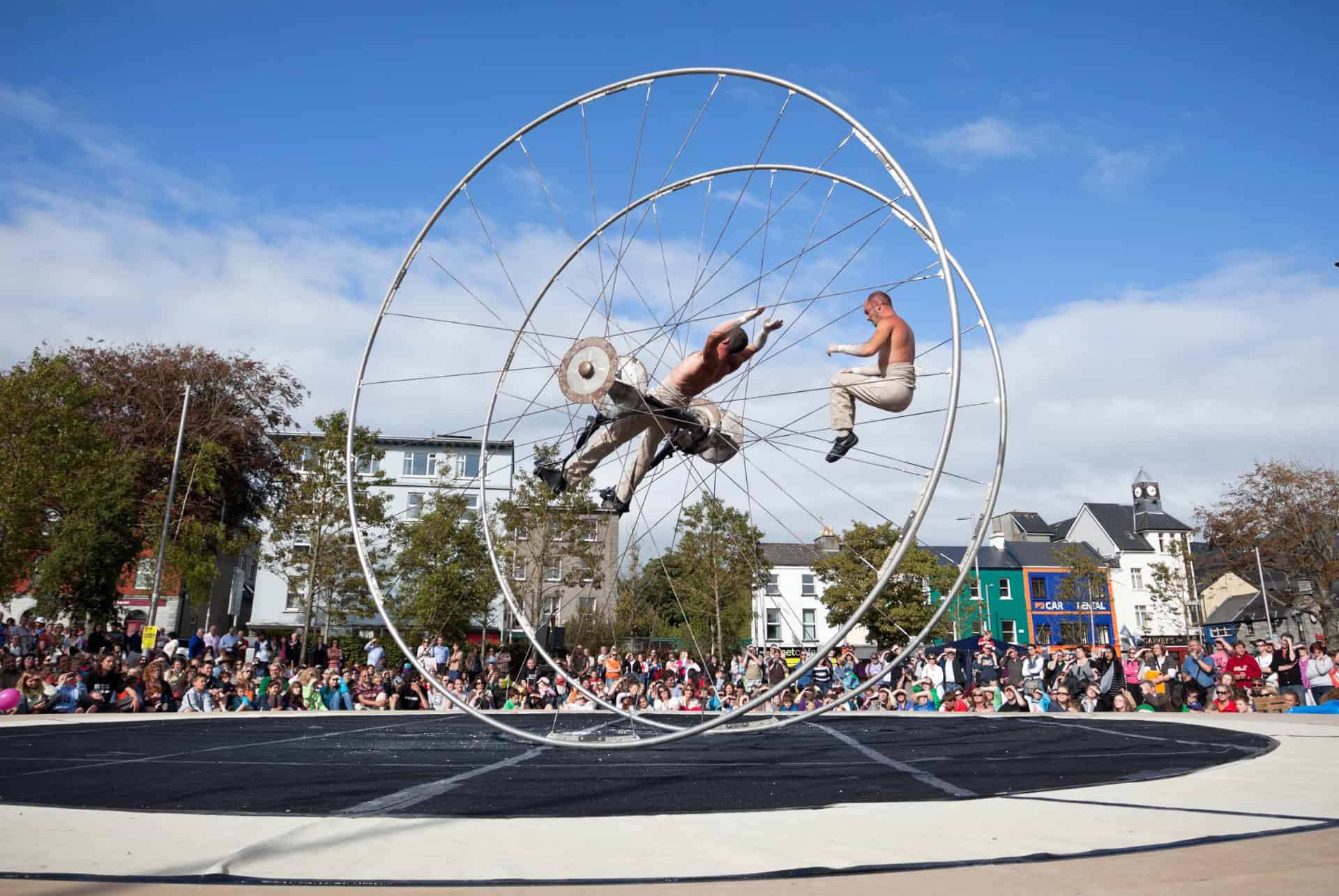 acrobates au festival des arts de galway en juillet