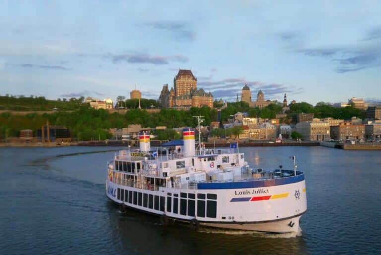 Croisière touristique guidée sur le fleuve