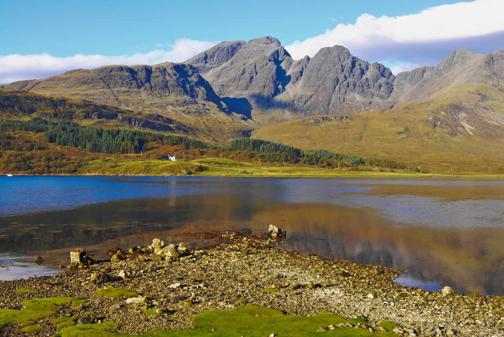 loch slapin et les montagnes de cuillin