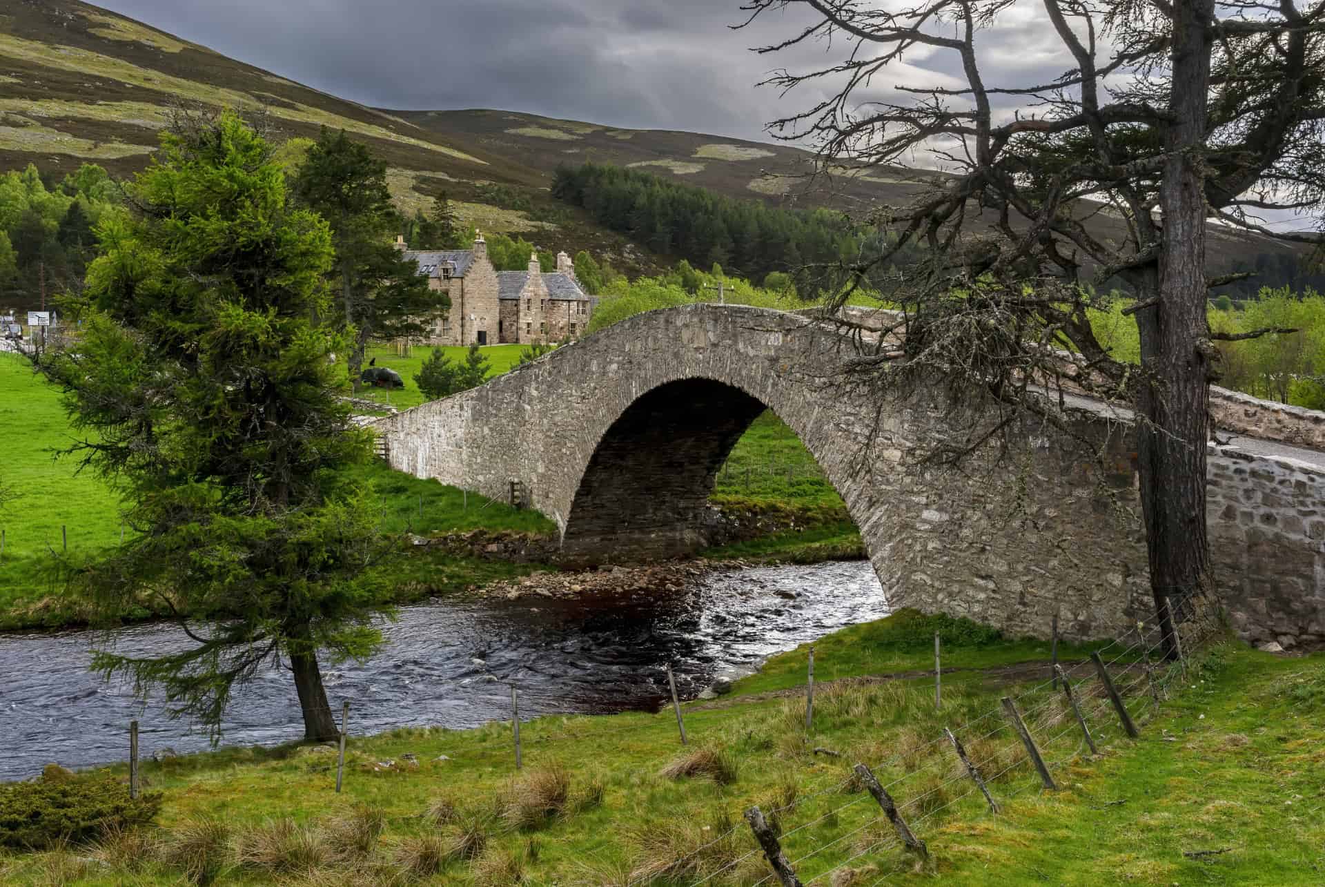 road trip en ecosse pont et route de campagne