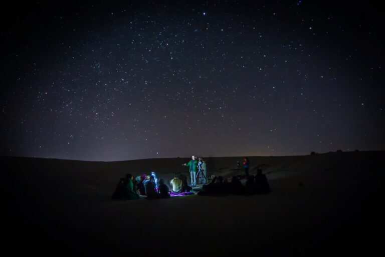 Observation des étoiles dans les dunes de Corralejo
