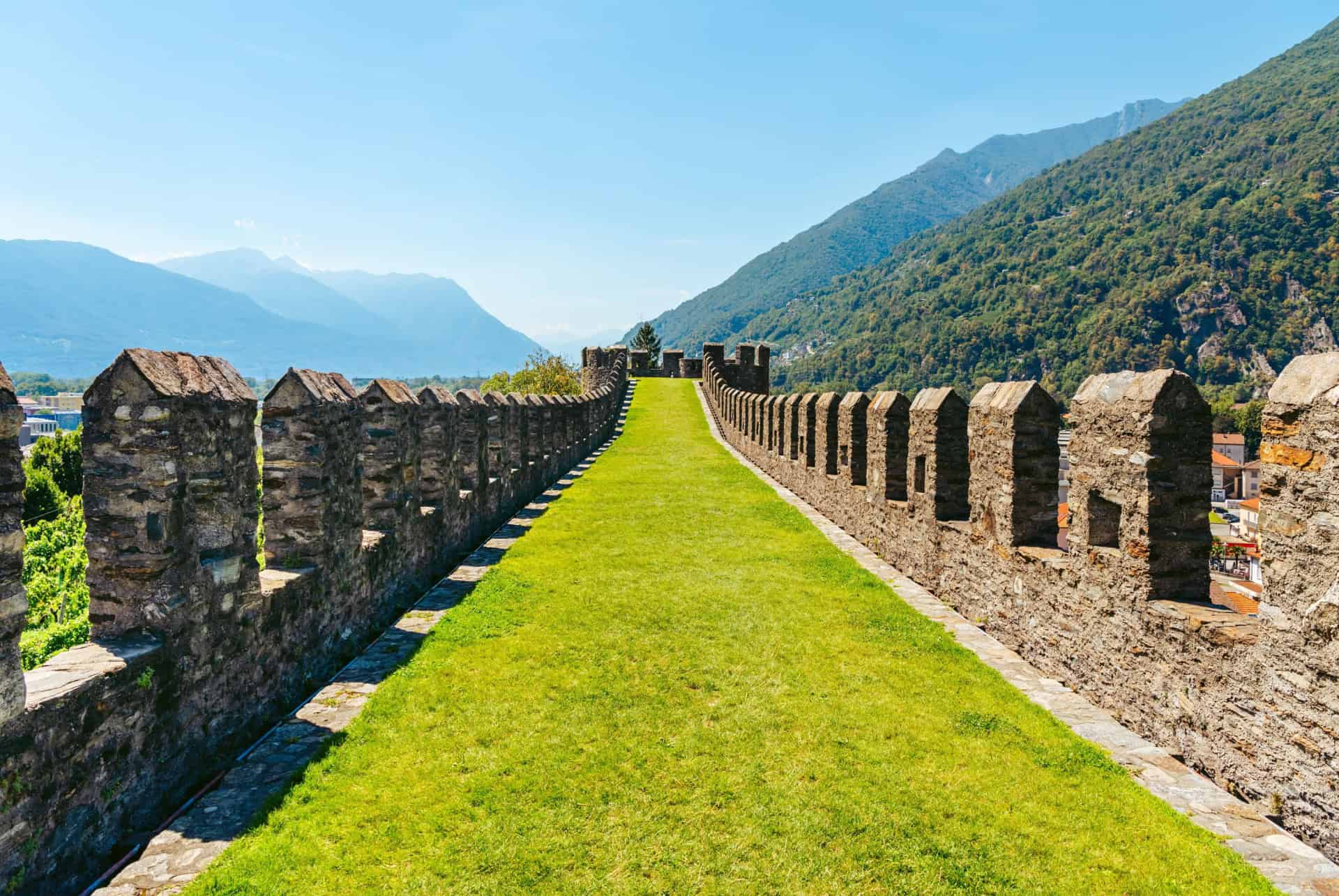forteresse de bellinzona plus beaux chateaux de suisse