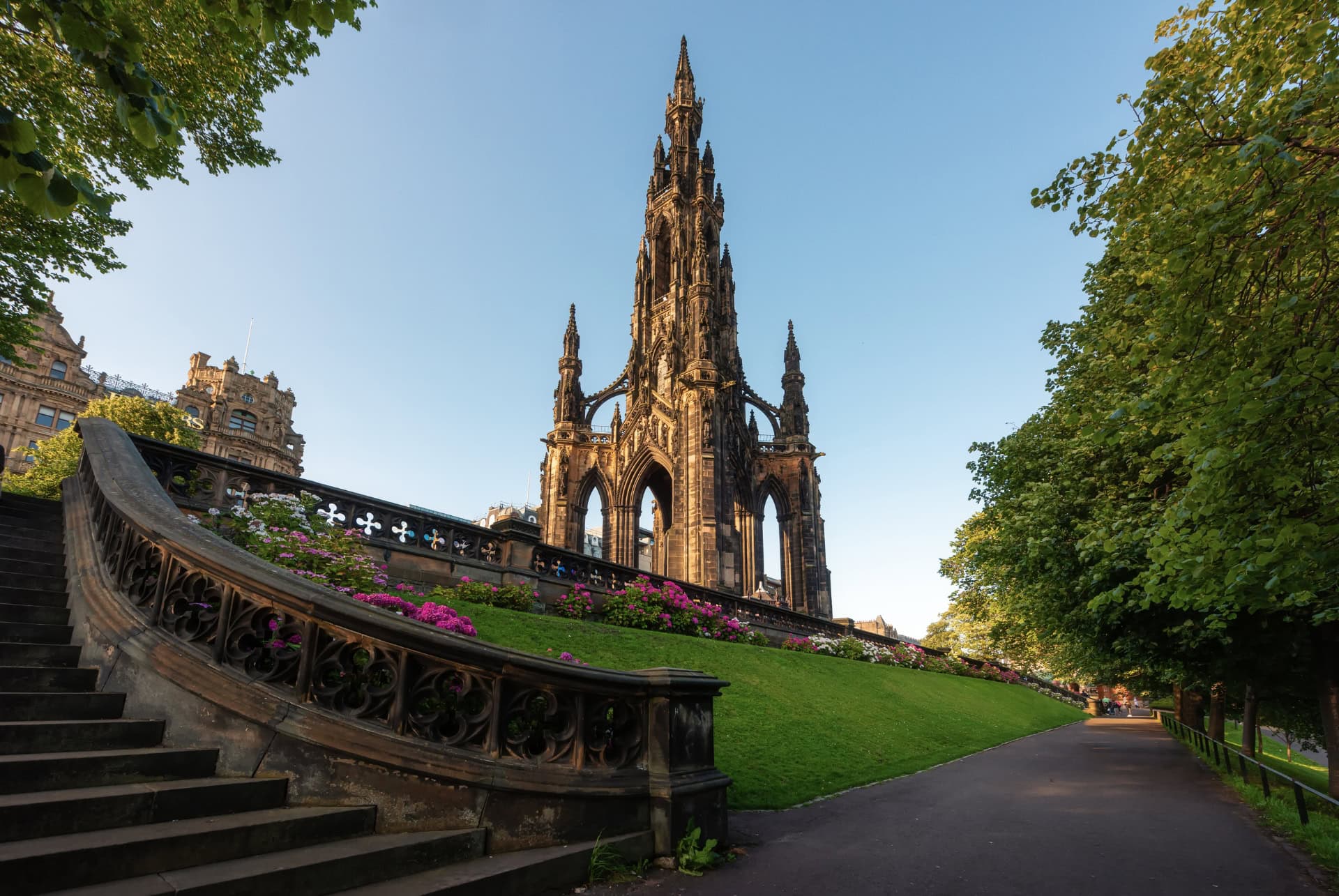 vue sur le scott monument edimbourg en septembre
