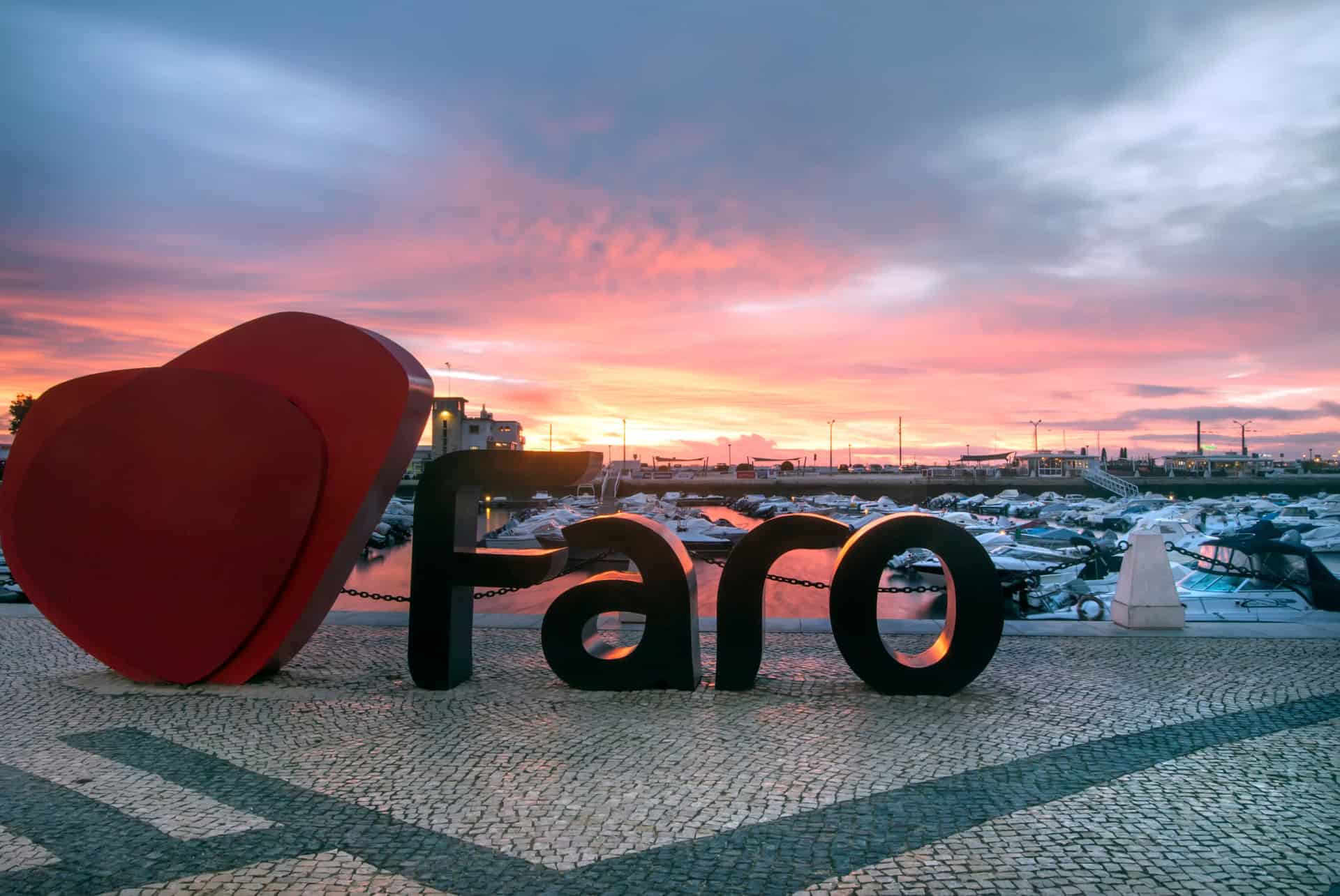 quand partir a faro grandes lettres sur le port