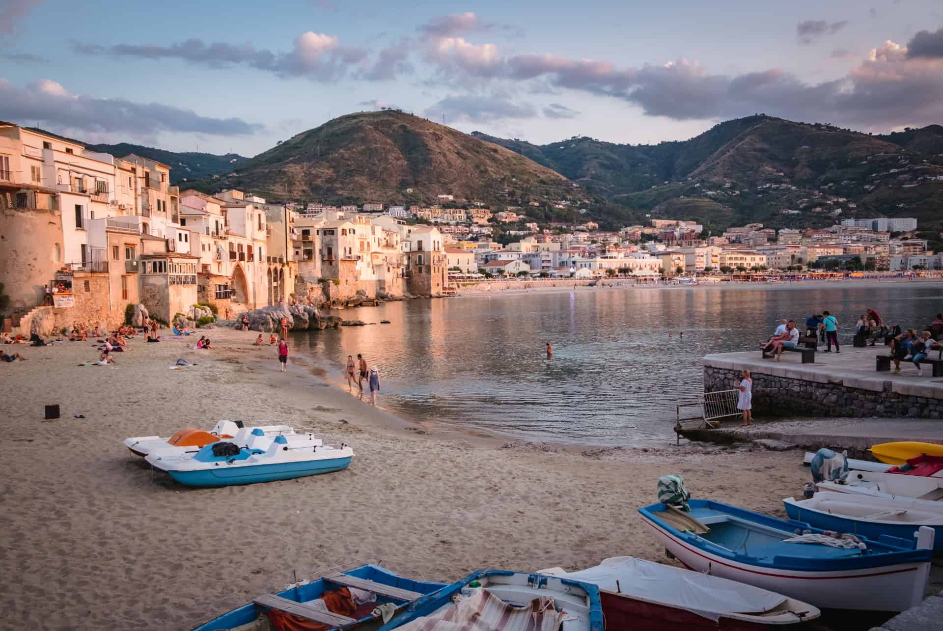 plage cefalu sicile en octobre